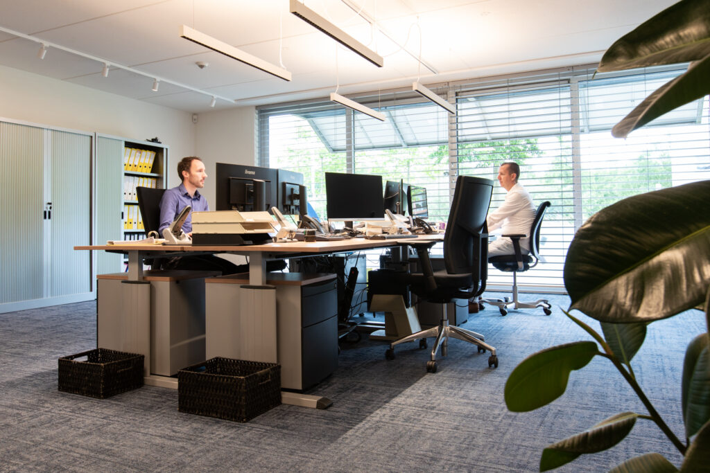 Ewout Muiser en Jasper Regtien aan het werk
